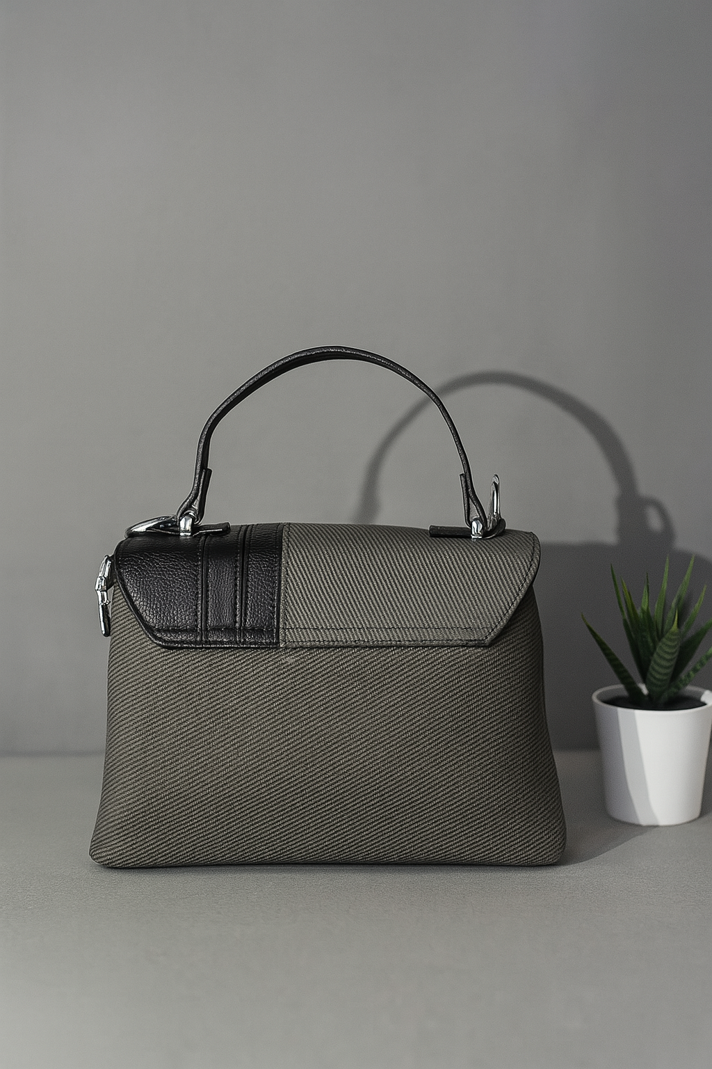 Elegant Black Leather Handbag – Celebrity Style