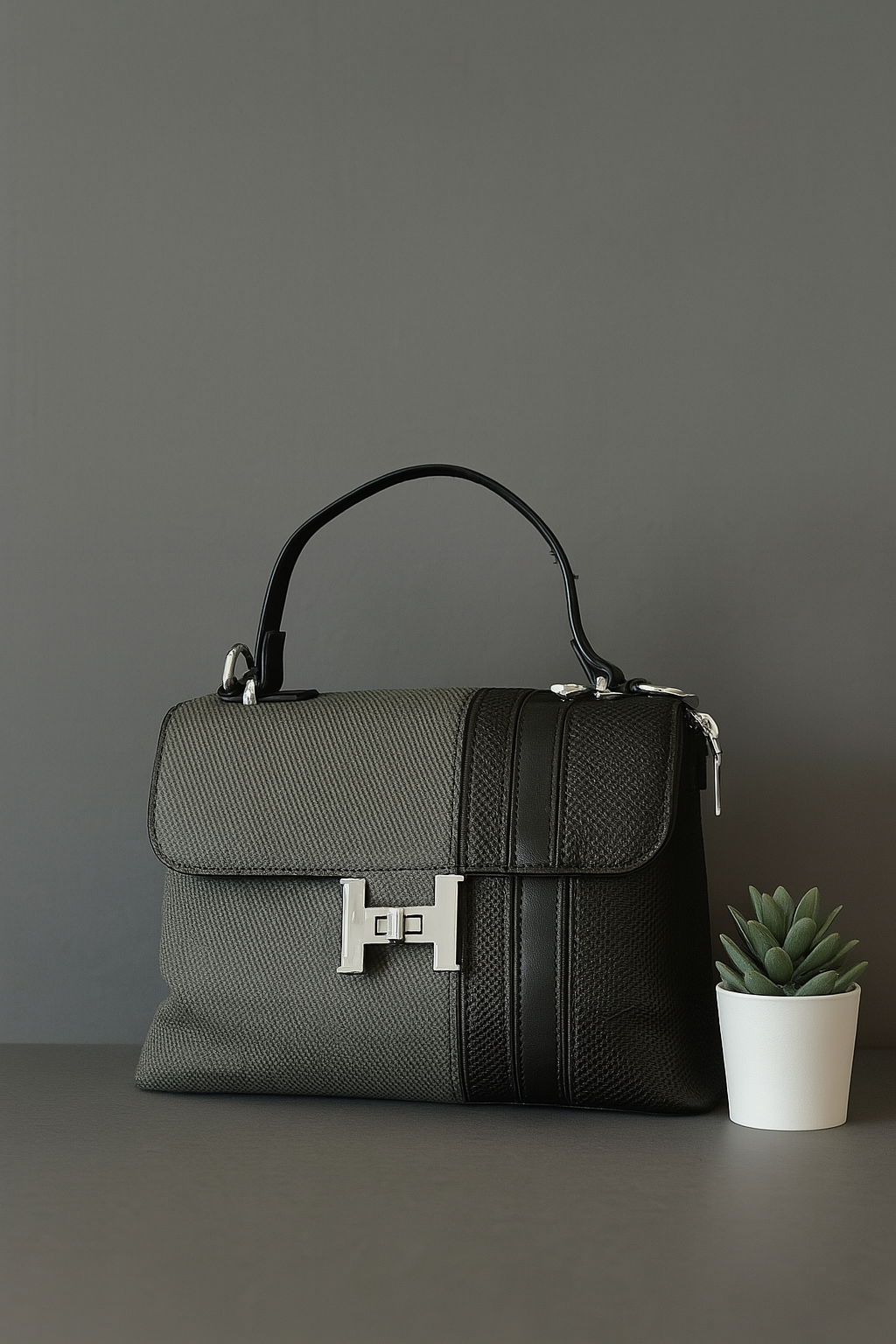 Elegant Black Leather Handbag – Celebrity Style