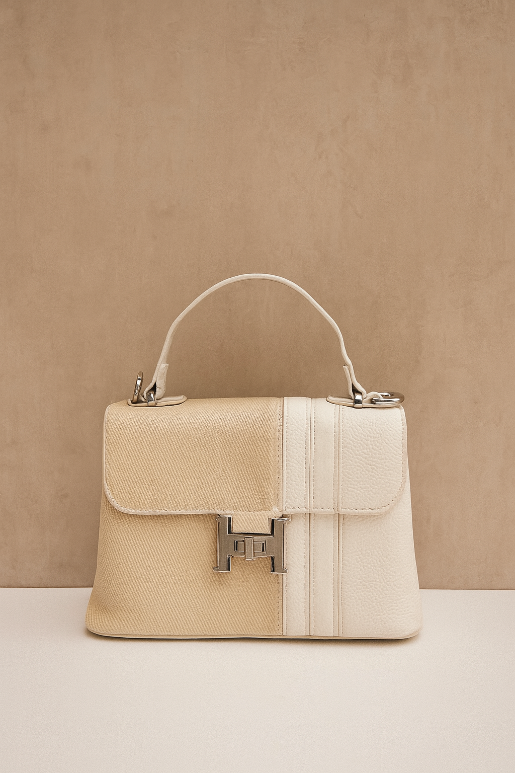 Elegant Black Leather Handbag – Celebrity Style