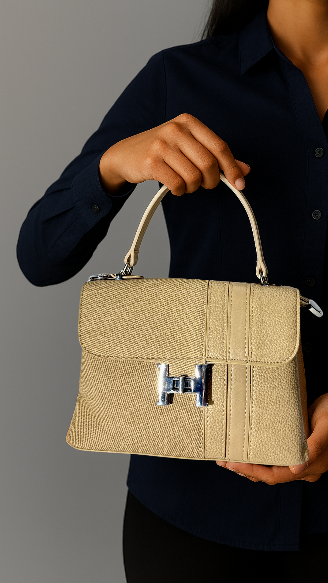 Elegant Black Leather Handbag – Celebrity Style