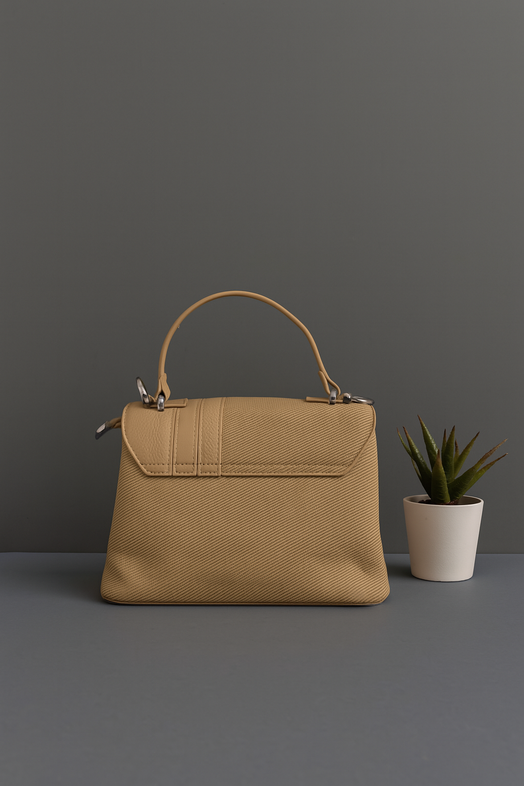 Elegant Black Leather Handbag – Celebrity Style