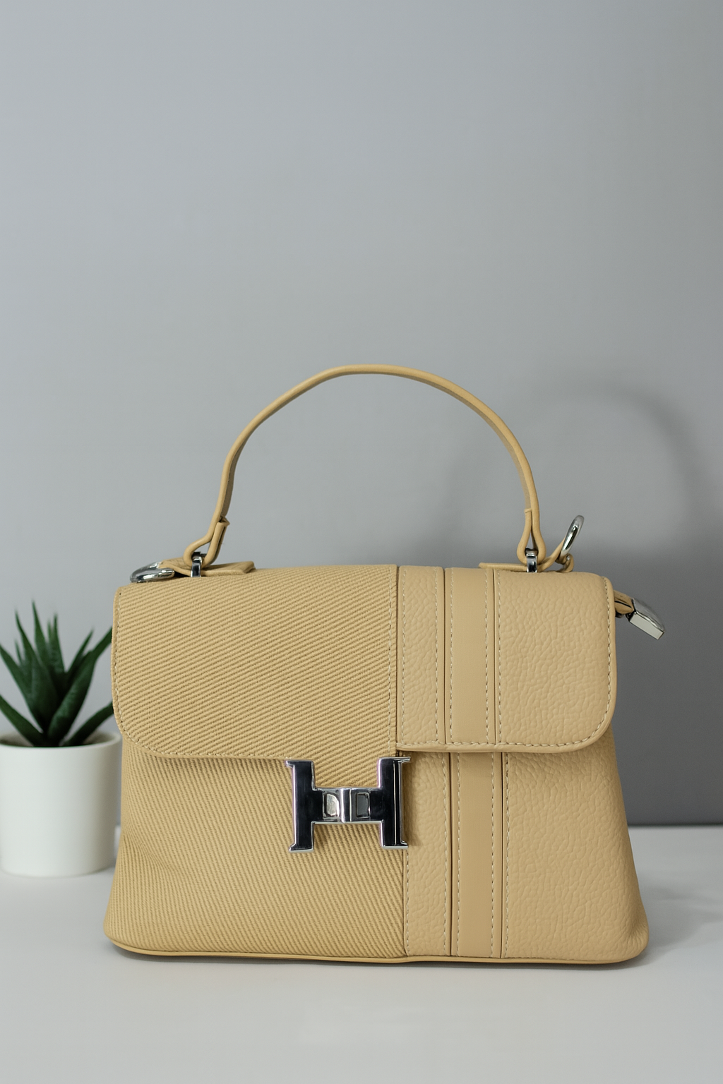 Elegant Black Leather Handbag – Celebrity Style
