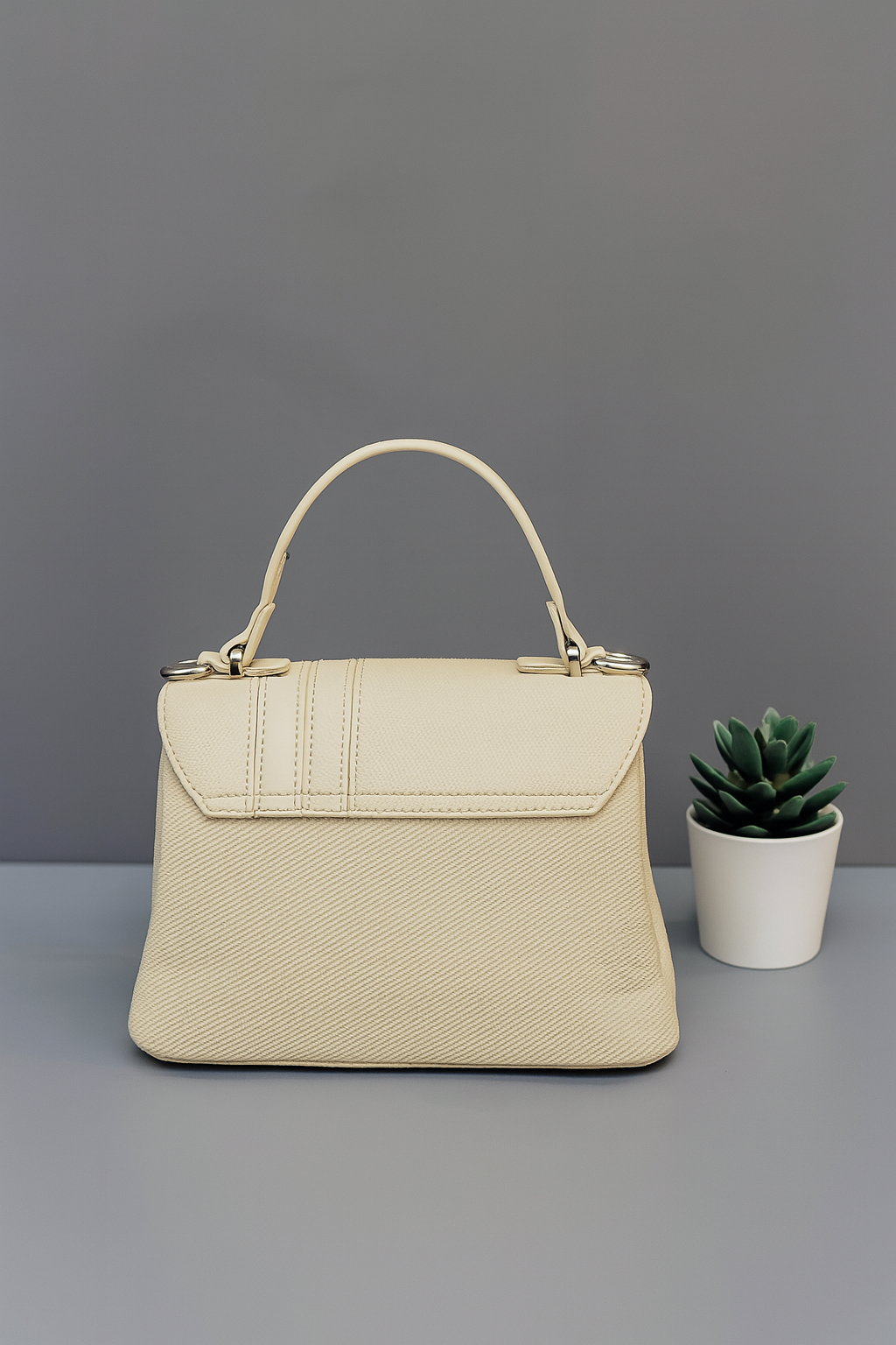 Elegant Black Leather Handbag – Celebrity Style