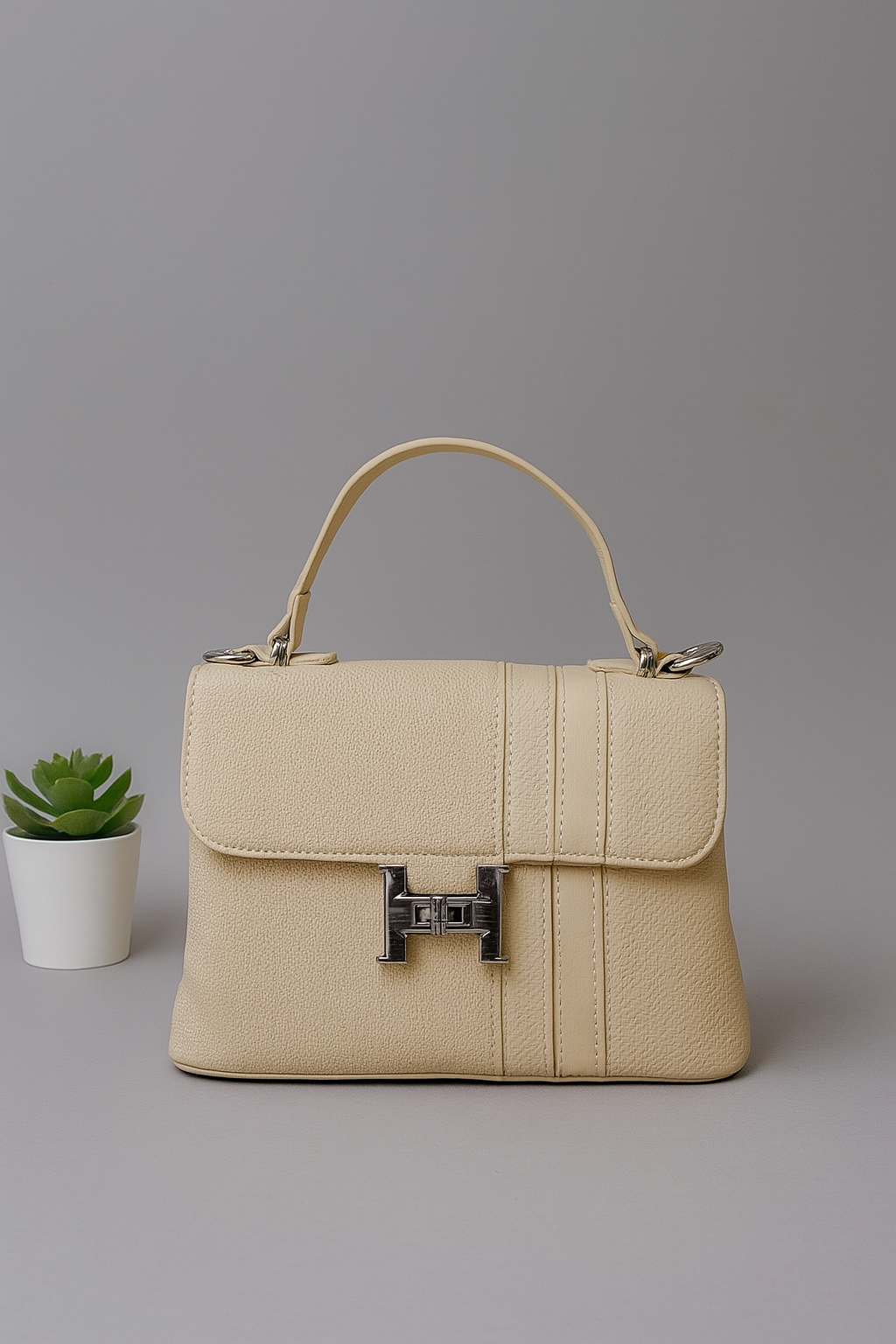 Elegant Black Leather Handbag – Celebrity Style