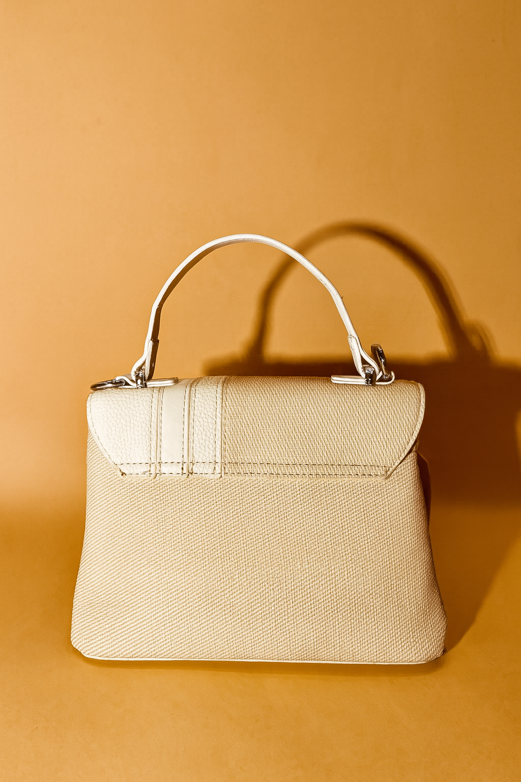 Elegant Black Leather Handbag – Celebrity Style